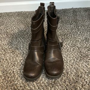 brown winter/fall boots.